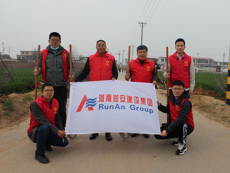 2022年，潤(rùn)安集團(tuán)深入寶蓮寺鎮(zhèn)二十里鋪村，助力人居環(huán)境整治。